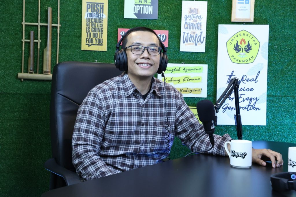 Sandika Galih: Guru IT yang Ngubah Cara Belajar Coding ala Gen Z, Ini Rahasia Suksesnya!